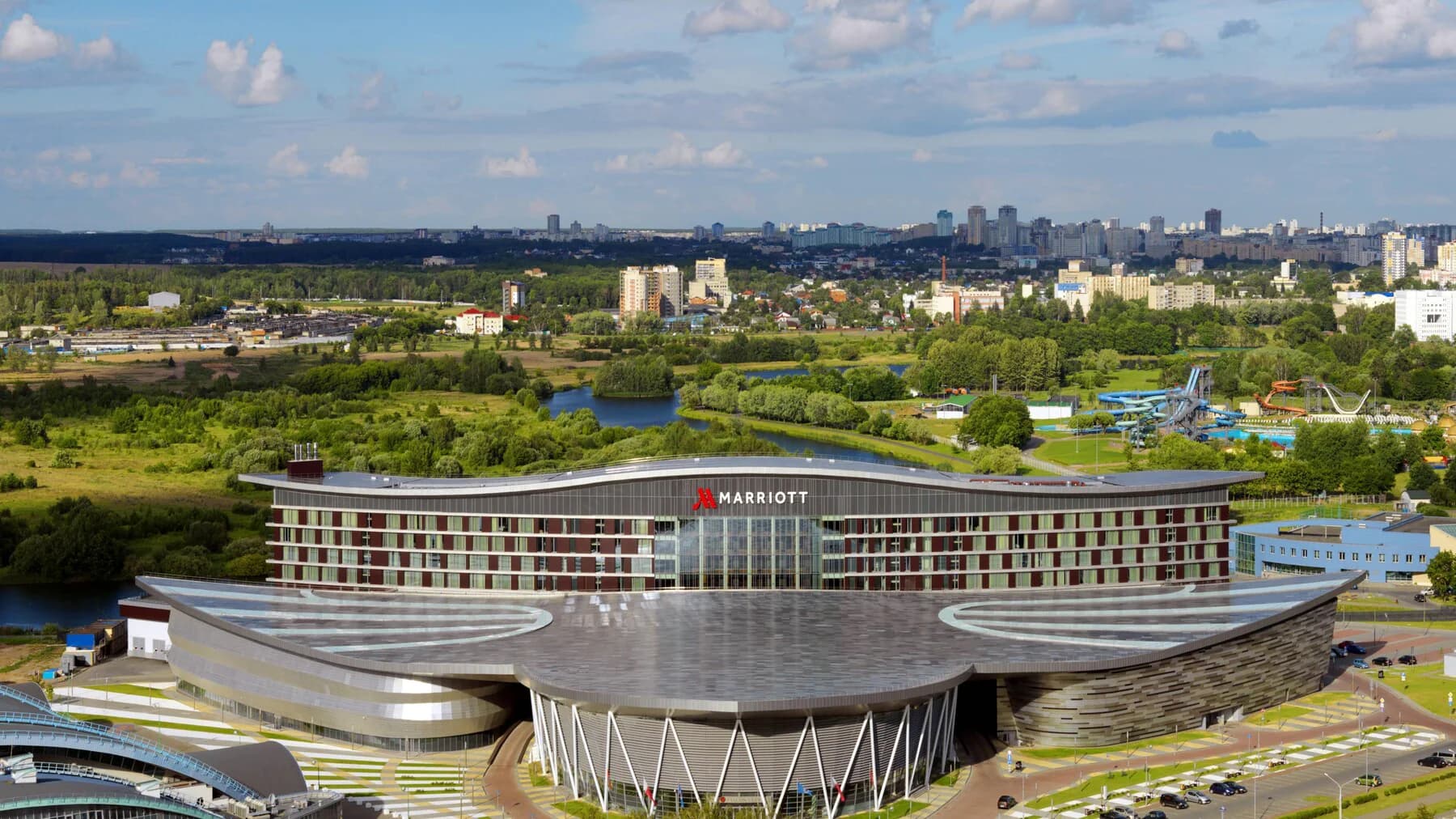 Minsk Marriott dış cephe ve açık alanlar