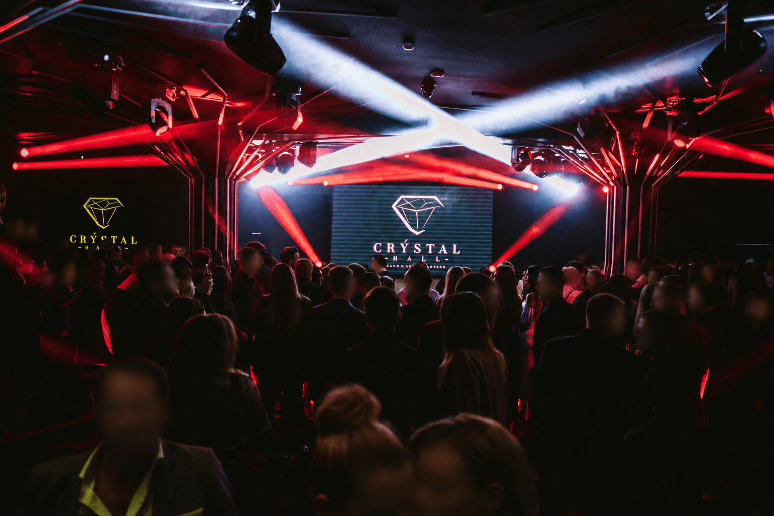 Crystal Hall ana sahne ve gece atmosferi